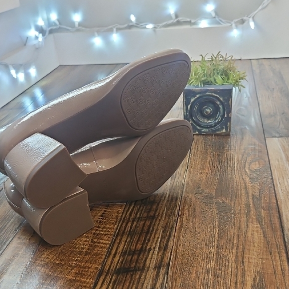 New Vionic Women's Patent Leather Chunky Heel Pumps - Picture 7 of 13